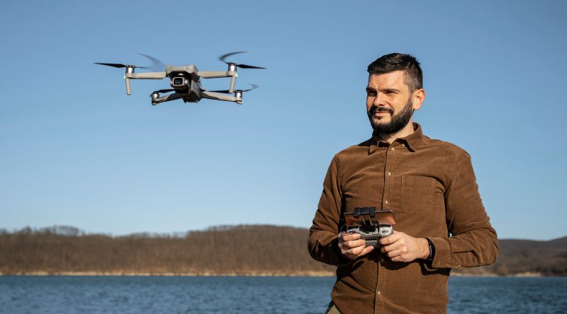 Homem pilotando um drone