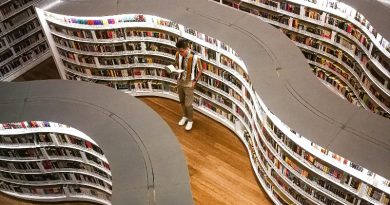 Homem lendo livro em livraria