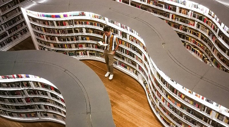 Homem lendo livro em livraria