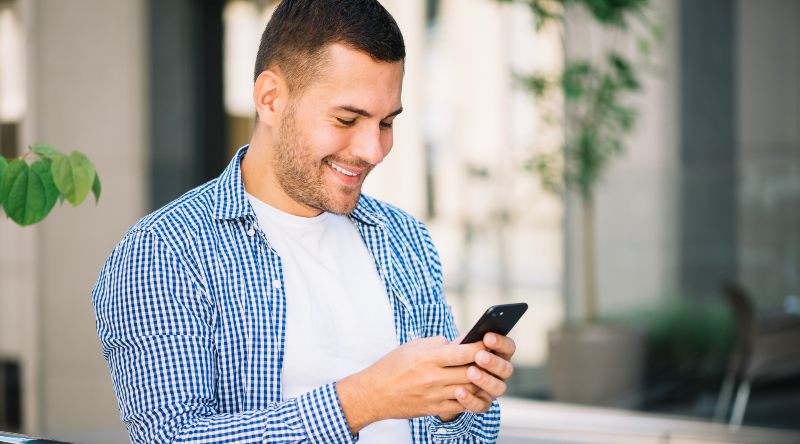 Homem usando um celular