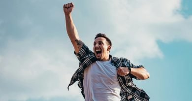 Homem celebrando pequenas conquistas do dia a dia