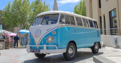 Kombi azul e branca
