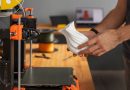 Pessoa segurando um vaso produzido em uma impressora 3D