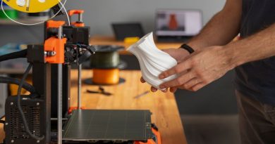 Pessoa segurando um vaso produzido em uma impressora 3D