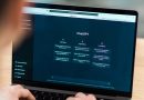 Pessoa usando o ChatGPT em um latptop. O rosto dela não aparece