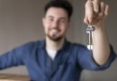 Homem segurando molho de chaves e sorrindo para a câmera