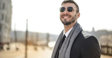 Homem de óculos sorrindo