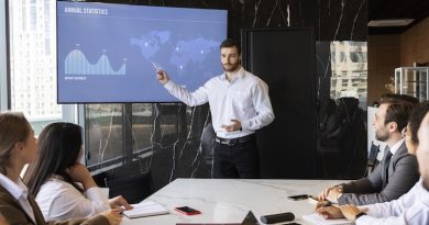 Homem apresentando slides produzidos com IA em uma reunião de trabalho