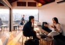 Homem e mulher interagindo em um café, que é um exemplo de terceiro lugar