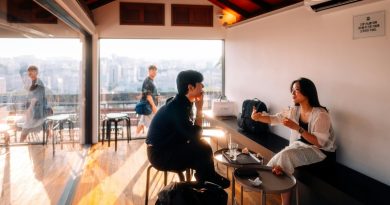 Homem e mulher interagindo em um café, que é um exemplo de terceiro lugar