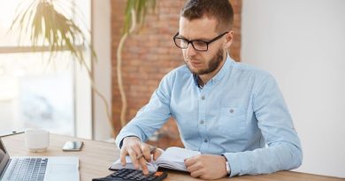 Inflação: como proteger o seu patrimônio? Homem usando calculadora
