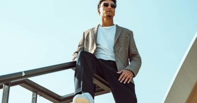 Moda masculina 2026: conheça as principais tendências Homem usando camiseta, blazer, calça e óculos