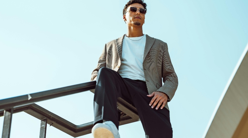 Moda masculina 2026: conheça as principais tendências 1 Homem usando camiseta, blazer, calça e óculos