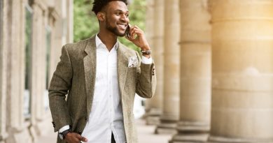 Homem falando ao telefone e usando roupas elegantes