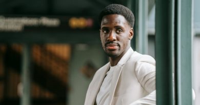 Homem com roupas neutras