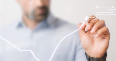 Homem criando um gráfico com uma caneta