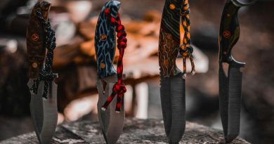 Diferentes modelos de facas dispostos lado a lado