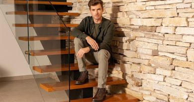 Bota casual masculina: modelos, combinações e dicas Homem estiloso sentado em uma escada. Ele usa um modelo de bota casual masculina nos pés