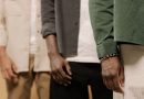 Três homens usando roupas com cores masculinas