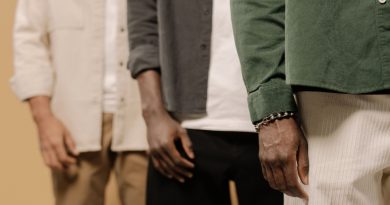 Três homens usando roupas com cores masculinas