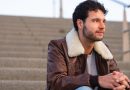 Homem usando jaqueta masculina marrom com gola felpuda