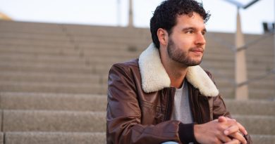 Homem usando jaqueta masculina marrom com gola felpuda