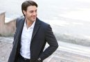 Homem elegante usando terno escuro