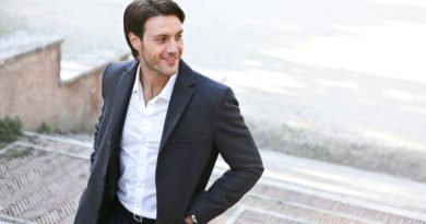 Homem elegante usando terno escuro